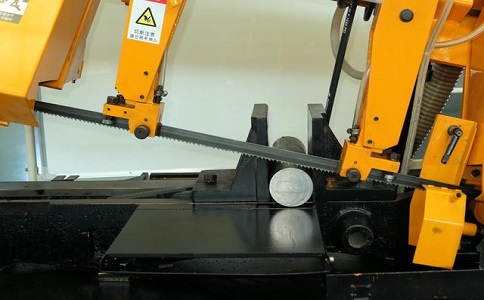 习水数控带锯床自动送料精度会出现偏差吗？